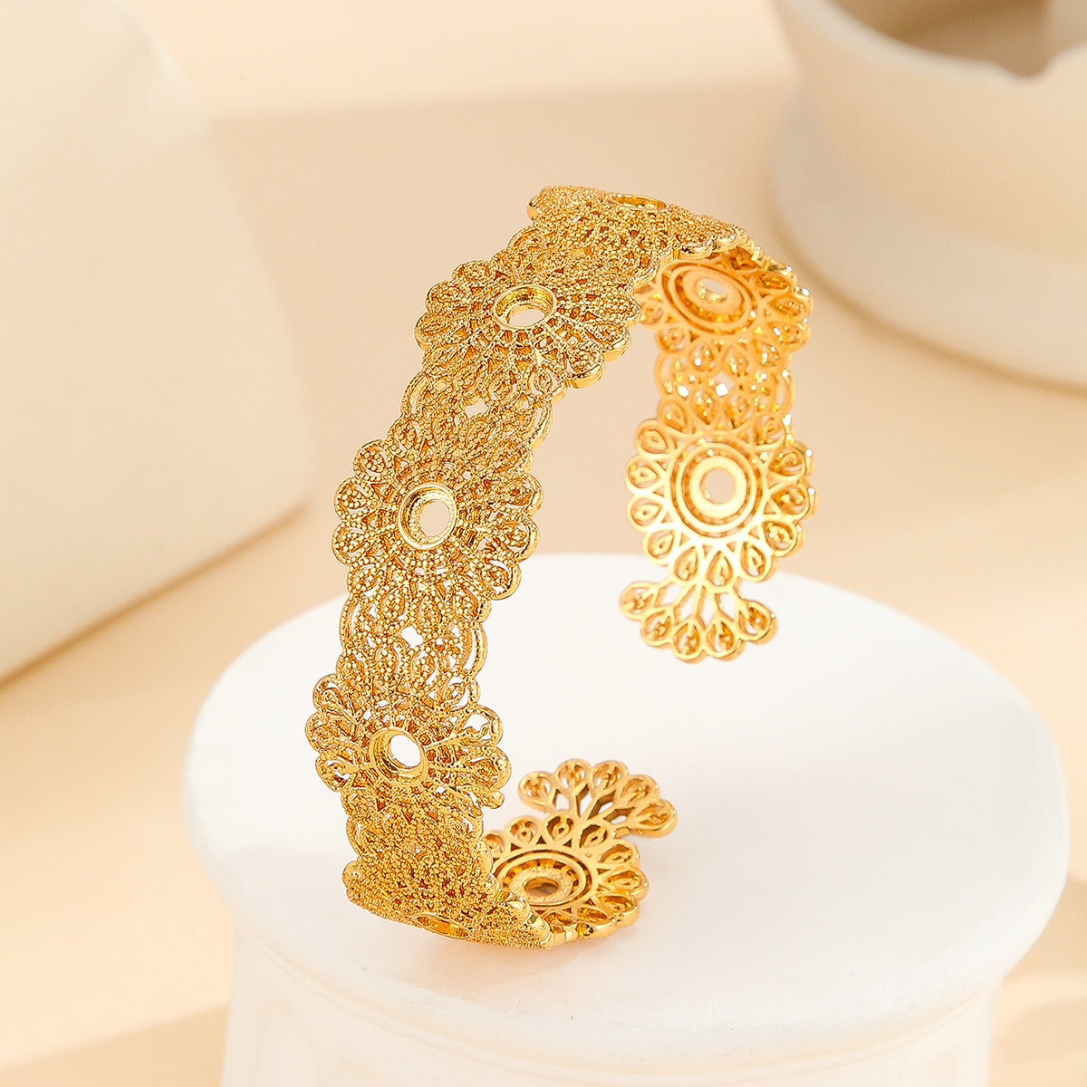 1 piece Luxury Style Gold Bracelet Hollowed Out Lace
